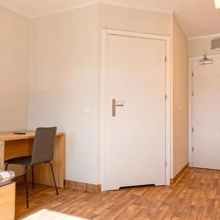 Dom Studencki Komenik מלון *