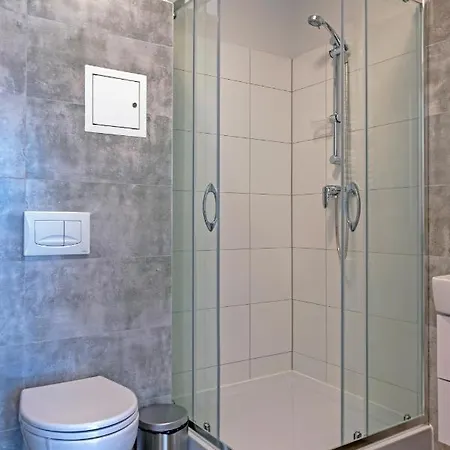 מלון Dom Studencki Komenik לז'נו