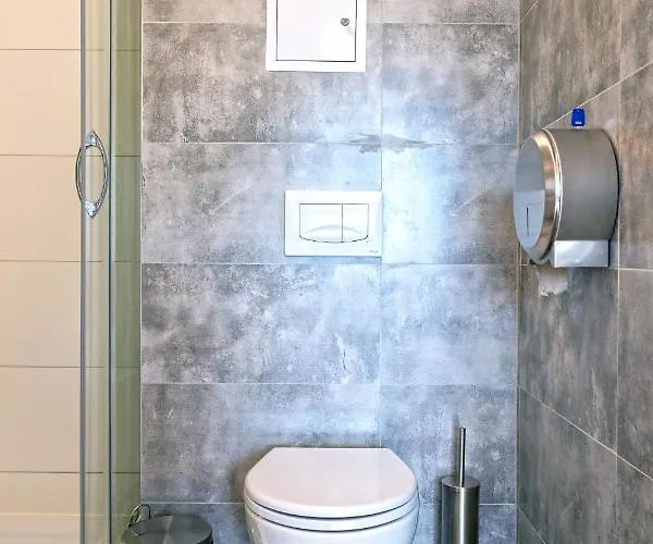 Dom Studencki Komenik * Лешно